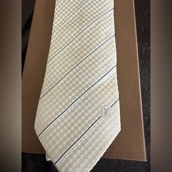 Elegant LV Striped Tie in Blue and gray - Picture 2 of 5